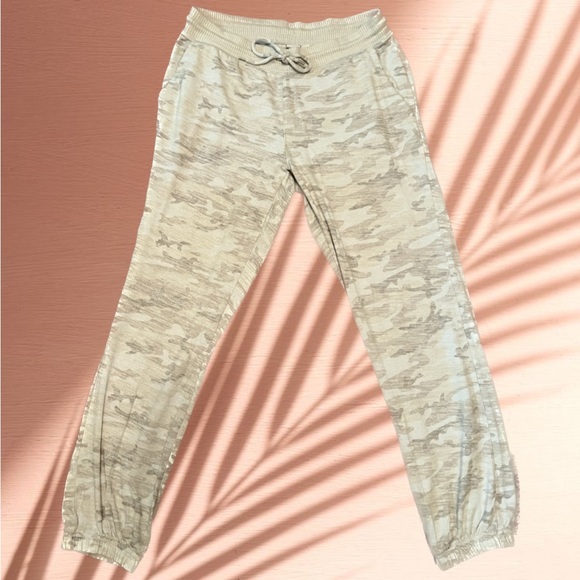 |2 for $30| Gap - Tan, Cream, and White Camouflage Joggers - Picture 1 of 8